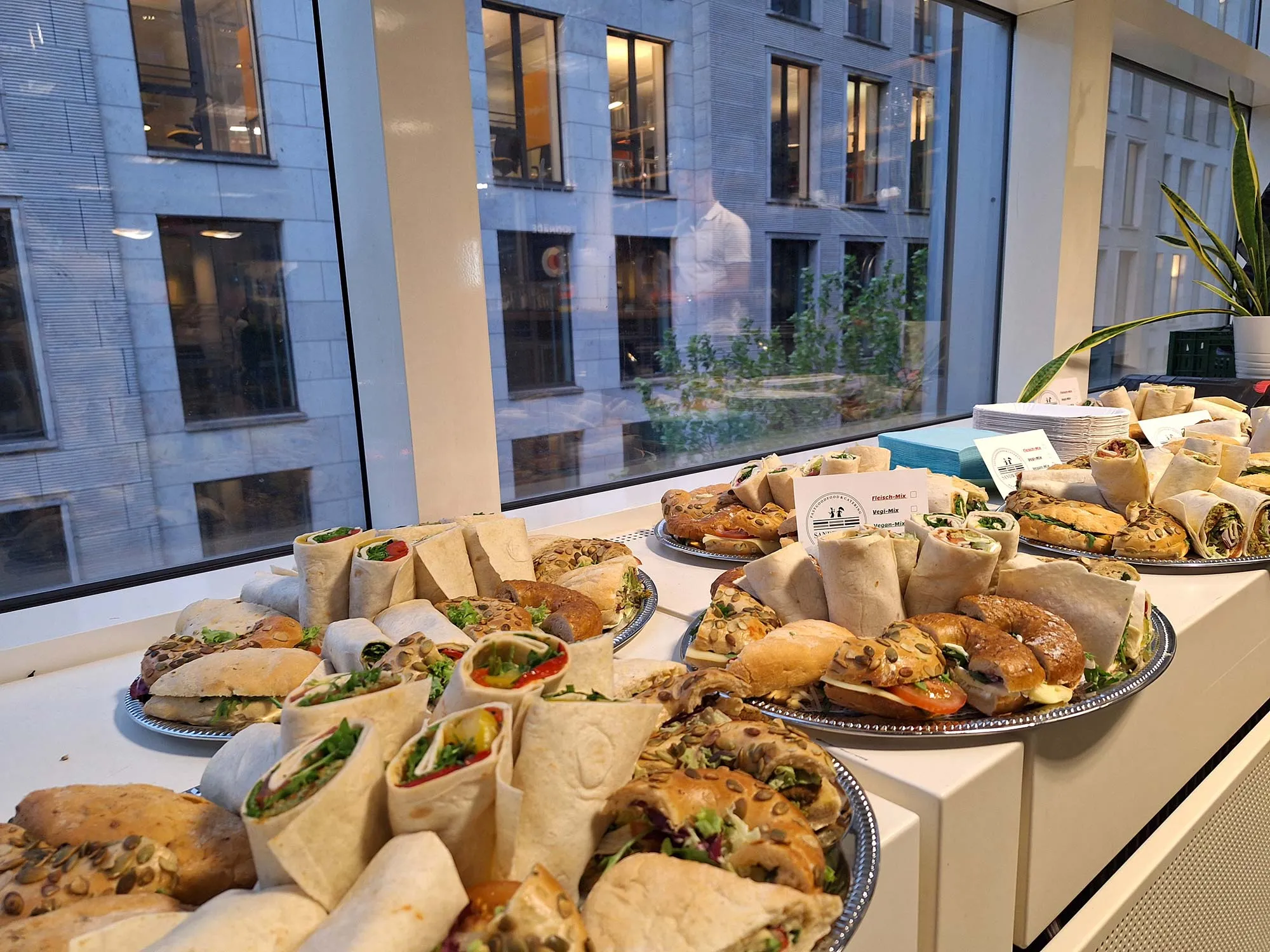 Catering für ein Business-Event in Frankfurt: Sandwiches und Wraps auf dem Tisch