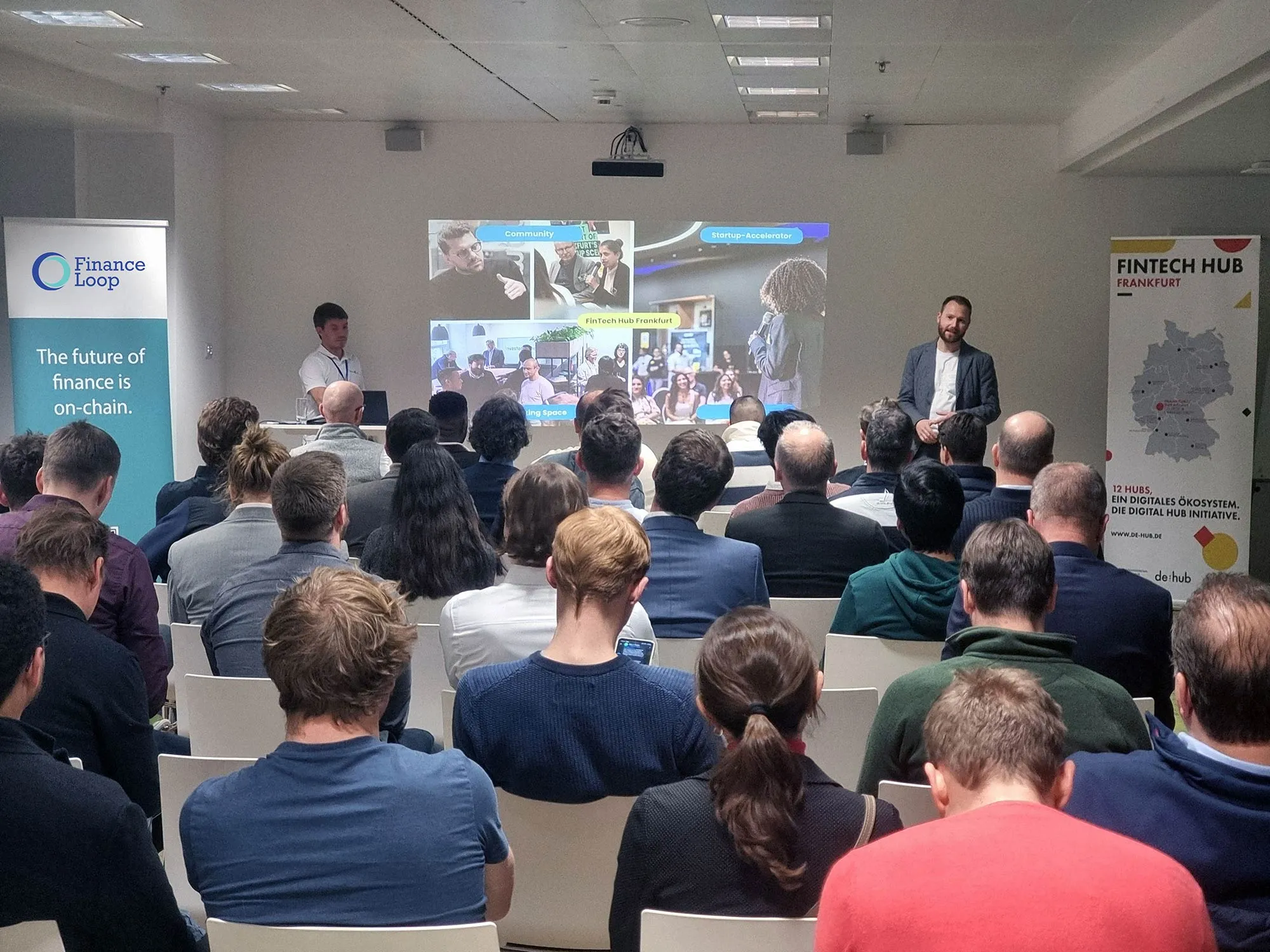 Ein Vortrag vor vollem Raum bei einem Business-Meetup in Frankfurt