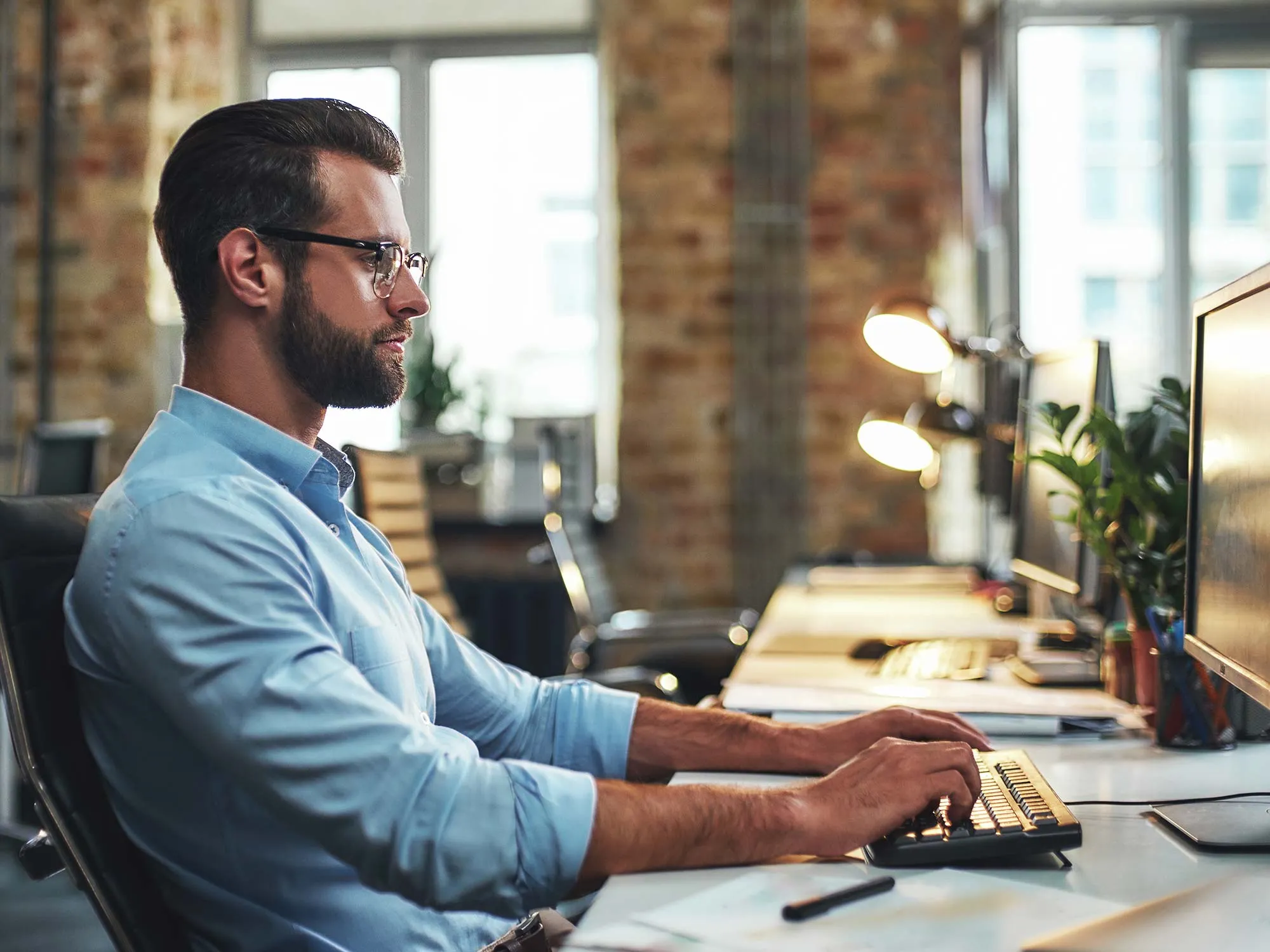 Ein virtuelles Meeting auf einem Laptop am Schreibtisch, Business-Events online für Unternehmen